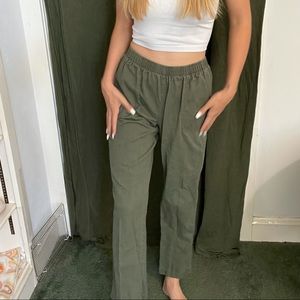 super cute high waisted dark green cargo pants !!